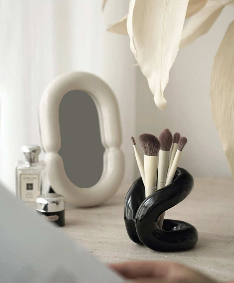Additional view of the ceramic loop knot holder.