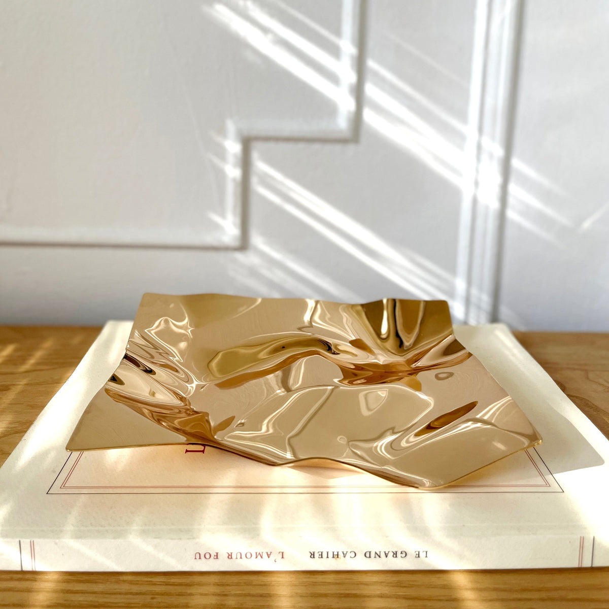 Additional view of the crumpled mirror stainless steel tray.