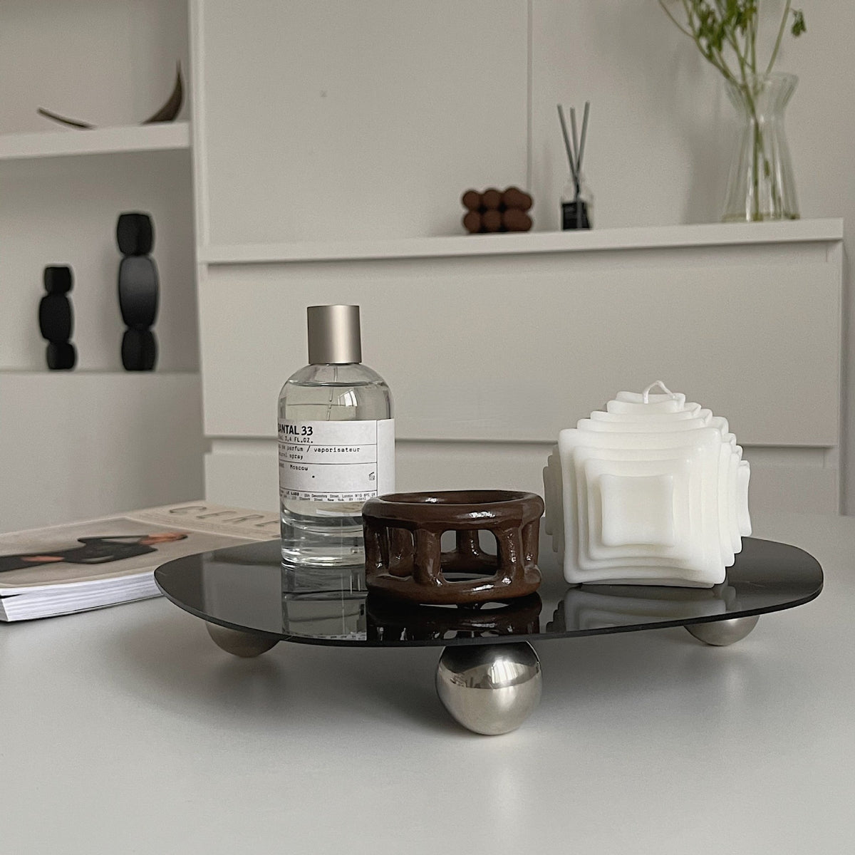 Additional view of the pebble shape acrylic footed tray.